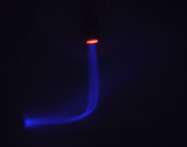 mirror effect of electron beam due to gradient in an applied magnetic field